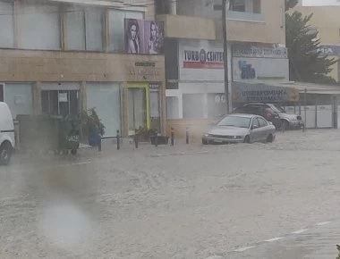 Έντονα καιρικά φαινόμενα στη Λευκωσία - Οχήματα εγκλωβίστηκαν σε πλημμυρισμένουε δρόμους (φώτο)